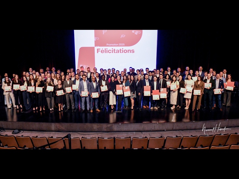 Photo de groupe officielle de la cohorte 2025 de planificateurs financiers de l’Institut de planification financière. Les diplômés posent sur scène lors d’une cérémonie de remise de certificats, chacun tenant son diplôme, sous une bannière « Félicitations – Promotion 2025 ». L’ambiance est professionnelle et festive, illustrant l’aboutissement de leur formation.