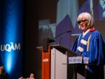 Isabelle Hudon sur scène lors de la remise de son doctorat honorifique.