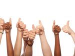 Des mains de différentes origines affichent un pouce levé, symbole d'approbation, de satisfaction et d'engagement.
