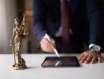 Un professionnel examine un document juridique avant sa signature ou son dépôt.