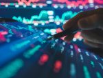 Une personne analyse les mouvements des marchés financiers sur une interface numérique interactive.