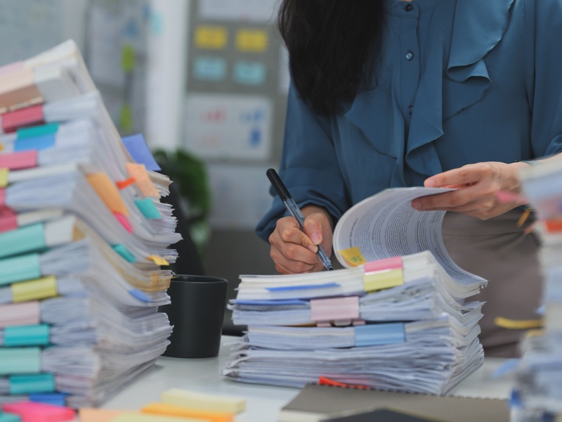Une professionnelle examine un document juridique avant sa signature ou son dépôt.