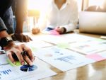 Des professionnels examinent des rapports financiers afin d'élaborer une stratégie d'affaires.